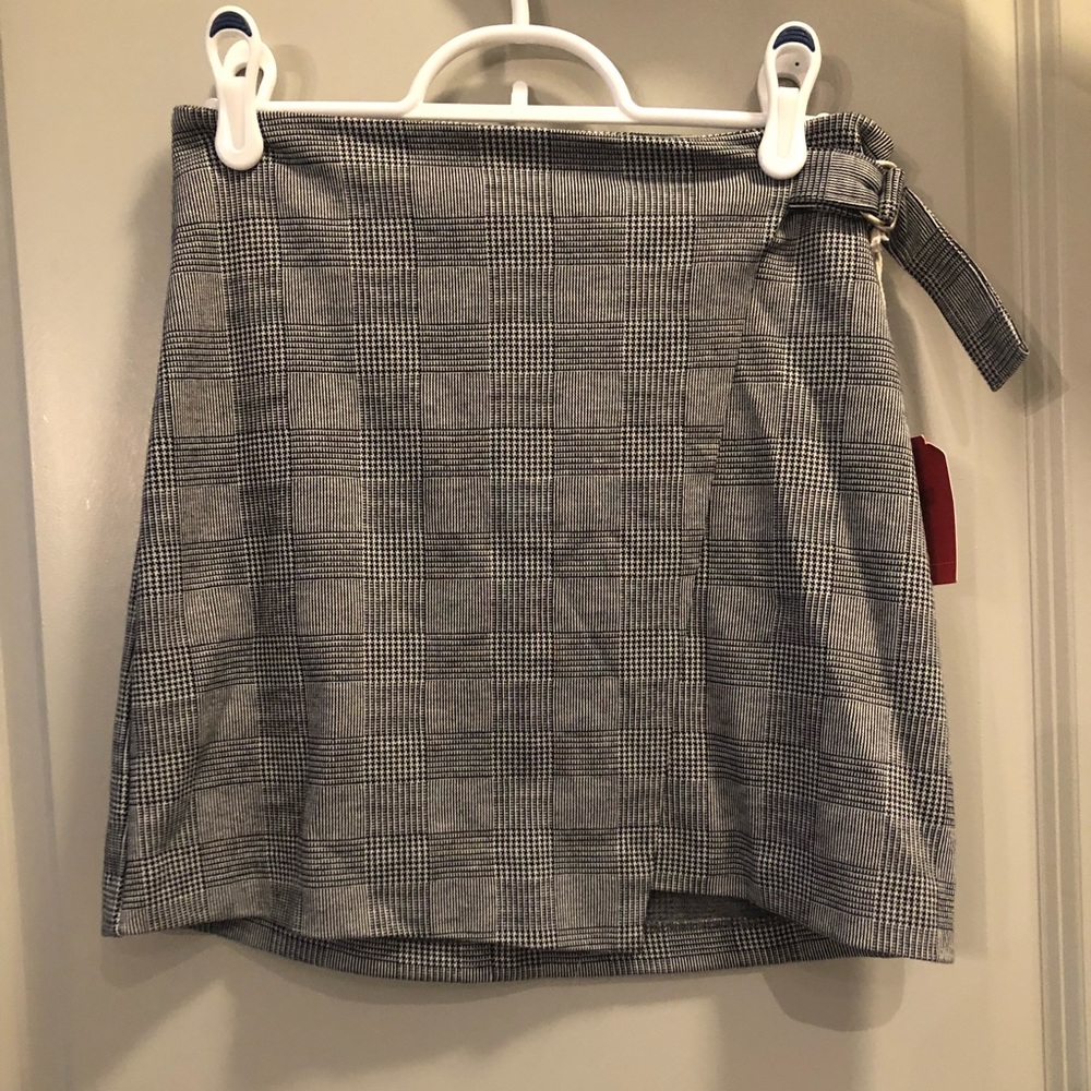 Mossimo skirt with buckle detail